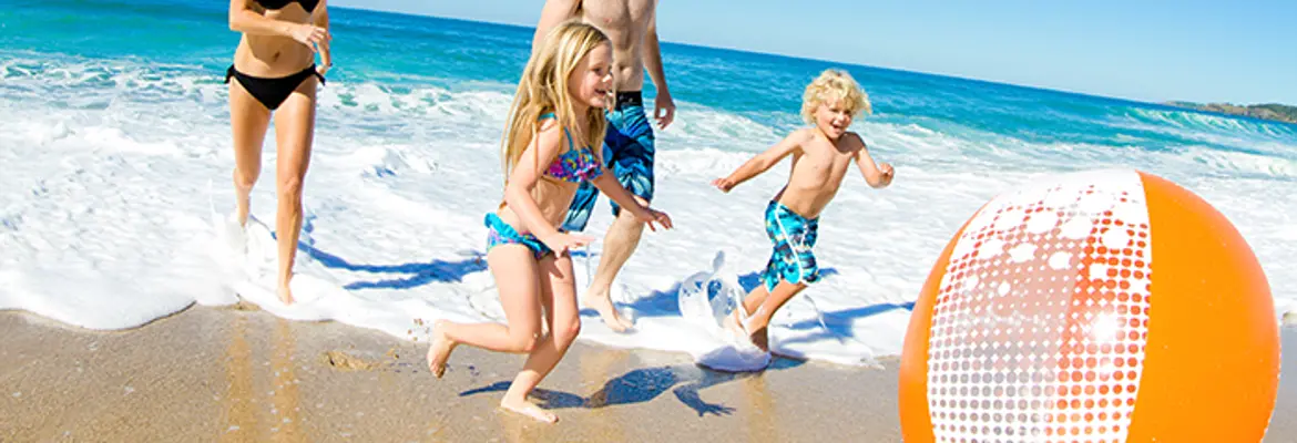 Отдых в питере 2024 цены на отдых. Семья на пляже. Семья на пляже реклама. Семья на море загорают. Дети на море загорают.